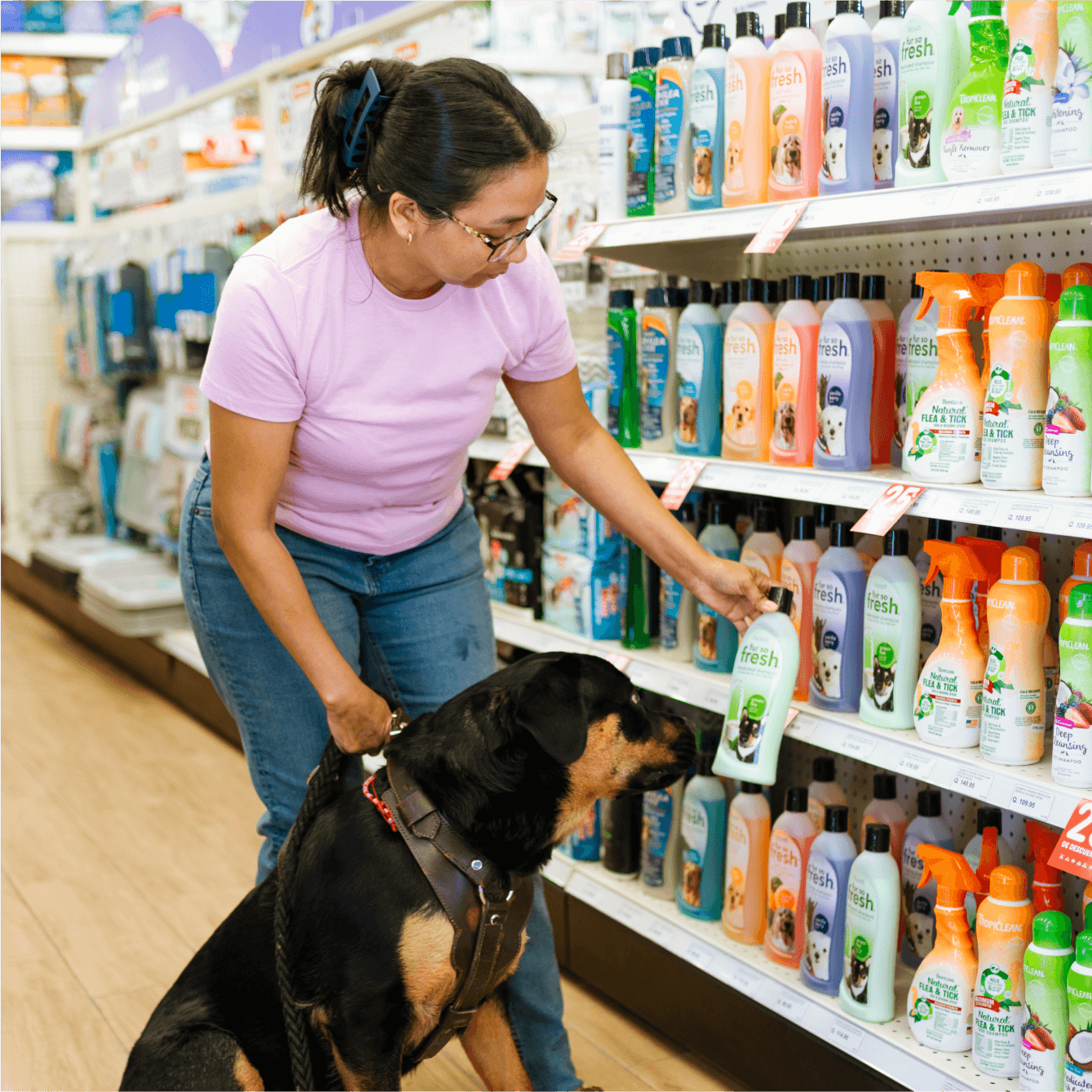 Cliente en tienda junto a perro