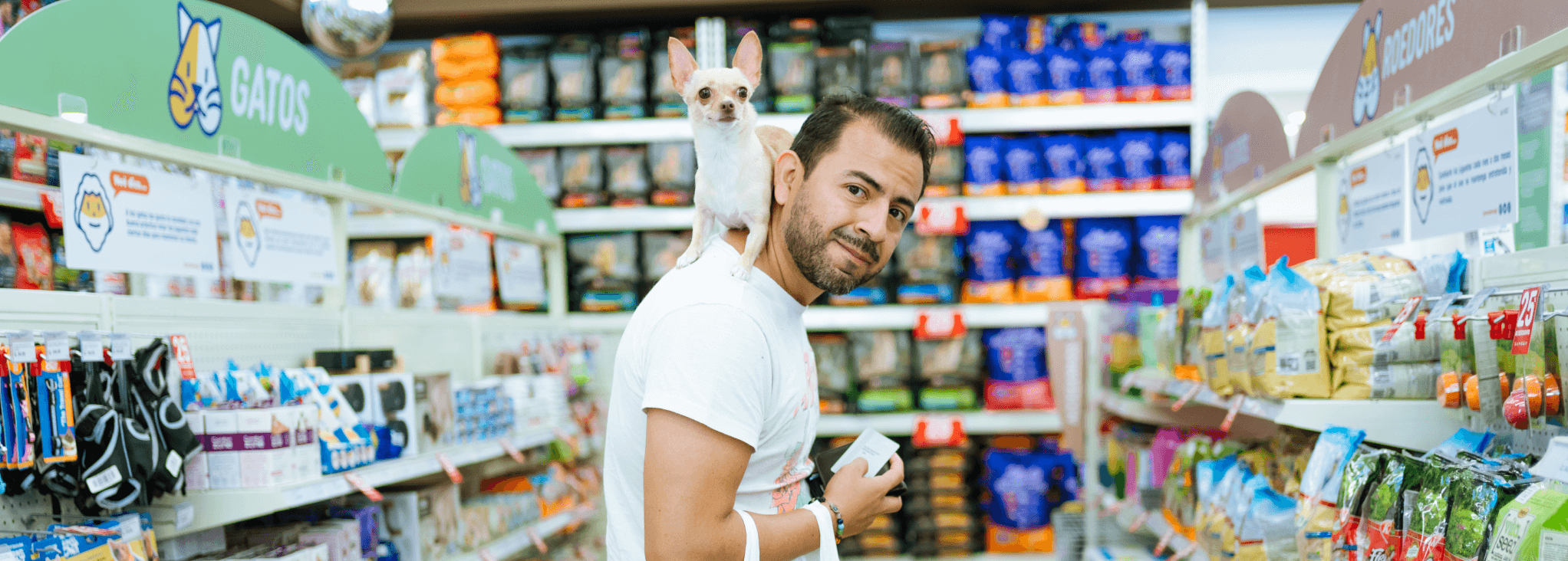 Cliente en tienda posando con su mascota en tienda Arca de Noé